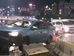 Brak!!! Taksi Tabrak Separator Busway, 1 Penumpang Luka