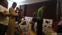 Salat Jumat ini dihadiri oleh perwakilan dari beberapa kedutaan besar Indonesia untuk Vietnam. Penceramah di salat Jumat diambil alih oleh masseur timnas, Lalu Armin Suhaidin. Sementara itu, imam salat Jumat ditugaskan kepada salah satu perwakilan Kedubes RI.