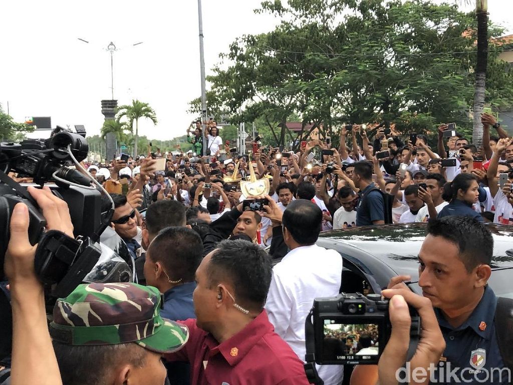 Diuyel-uyel Warga, Jokowi: Minta Maaf Kalau Saya Eror Sedikit Diuyel-uyel Warga, Jokowi: Minta Maaf Kalau Saya Eror Sedikit
