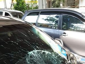 Cerita Warga yang Mobilnya Tertimpa Besi Proyek Teras Cihampelas Cerita Warga yang Mobilnya Tertimpa Besi Proyek Teras Cihampelas