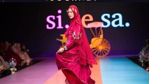 Foto: Saat Paula Verhoeven Turun dari Kereta Kencana Pakai Hijab Syari