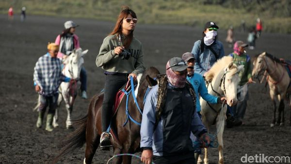 Erupsi Gunung Bromo Tak Surutkan Kunjungan Wisatawan