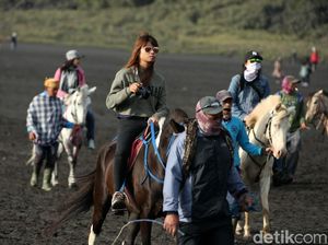Erupsi Gunung Bromo Tak Surutkan Kunjungan Wisatawan