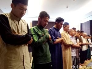 Momen Skuat Timnas U-23 Tunaikan Salat Jumat Momen Skuat Timnas U-23 Tunaikan Salat Jumat