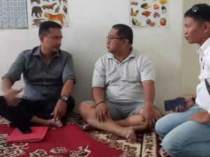 Pakai Celana Pendek, Koruptor Ini Ditangkap Lagi Santai di Rumahnya