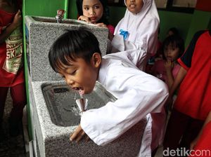 Antusias Anak-anak SD Jajal Air Kran Siap Minum di Sekolah Antusias Anak-anak SD Jajal Air Kran Siap Minum di Sekolah