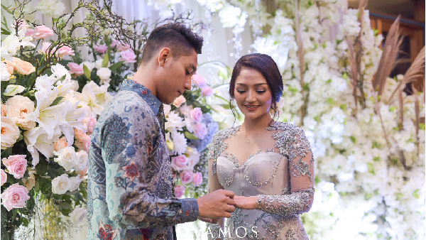 Senyum Semringah Siti Badriah Dilamar Pacar