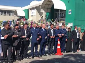 Rantai Manusia Jaga Salat Jumat di New Zealand
