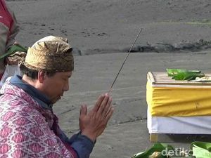 Meski Erupsi, Warga Tengger Tetap Lempar Sesajen di Bibir Kawah Bromo
