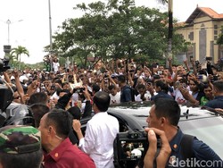 Warga Bali Tumpah ke Jalan Sambut Jokowi di Pasar Badung