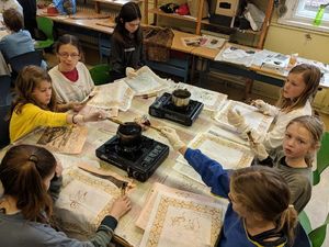 Serunya Anak-anak SD di Jerman Belajar Membatik