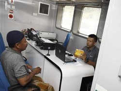 Bahagianya Masyarakat di Kepulauan NTT Bisa Nabung di Bank Terapung