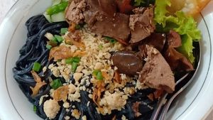 Makanan Lokal Juga Enak Kalau Dicampur Bubuk Arang