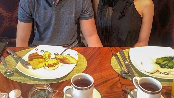 Kemesraan Lucinta Luna dan Pria yang Diklaim Suaminya Terlihat Saat Kulineran