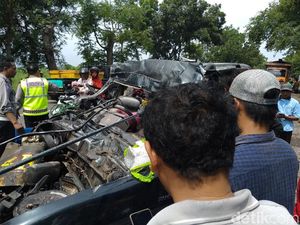 Berikut Identitas Korban MPV Tabrak Truk yang Tewaskan 6 Orang