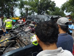 Berikut Identitas Korban MPV Tabrak Truk yang Tewaskan 6 Orang