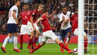 Sterling juga berperan atas terciptanya gol penalti untuk Inggris. Penetrasinya di kotak penalti membuatnya dilanggar. (Foto: Catherine Ivill/Getty Images)