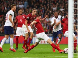 Sterling juga berperan atas terciptanya gol penalti untuk Inggris. Penetrasinya di kotak penalti membuatnya dilanggar. (Foto: Catherine Ivill/Getty Images)
