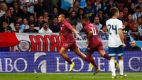 Venezuela mengejutkan Argentina dengan mencetak gol lebih dulu pada menit keenam lewat sepakan Salomon Rondon. Foto: Juan Medina/Reuters