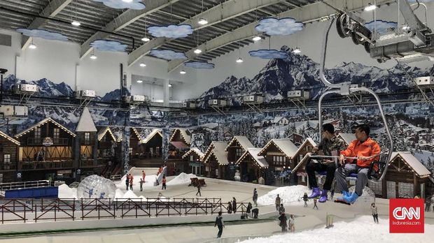 Bisa naik kereta gantung di Trans Snow World Bekasi.