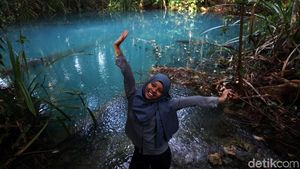 Menikmati Keindahan Telaga Biru di Pulau Mandioli