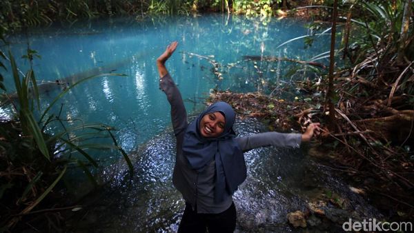 Menikmati Keindahan Telaga Biru di Pulau Mandioli