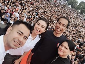Yuki Kato Foto Bareng Jokowi, Netizen Salfok Ada Pose Dua Jari
