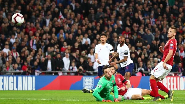 Sterling Menggila, Inggris Lumat Republik Ceko Lima Gol