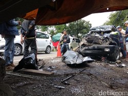 Detik-detik MPV Tabrak Truk yang Tewaskan 6 Orang di Probolinggo