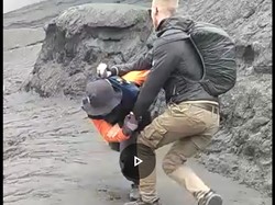 Heboh Turis Bule Banting Petugas di Bromo