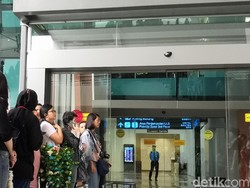 Antusias Banget! Fans Rela Menanti di Bandara Soetta Demi Sambut Boyzone
