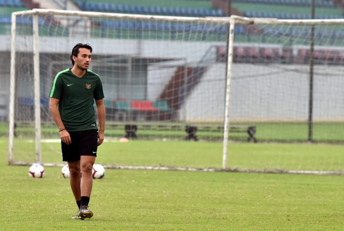 Pemain tim nasional U-23 Indonesia Ezra Walian saat mengikuti sesi latihan di lapangan Vietnam Footbal Federation (WFF), My Dinh, Hanoi, Vietnam, Sabtu (23/3/2019). Tim nasional U-23 Indonesia  akan menghadapi tim nasional U-23 Vietnam pada pertandingan Grup K kualifikasi Piala Asia U-23 AFC 2020 di Stadion Nasional My Dinh, Hanoi, Vietnam, Minggu (24/3/2019). ANTARA FOTO/R. Rekotomo/foc.