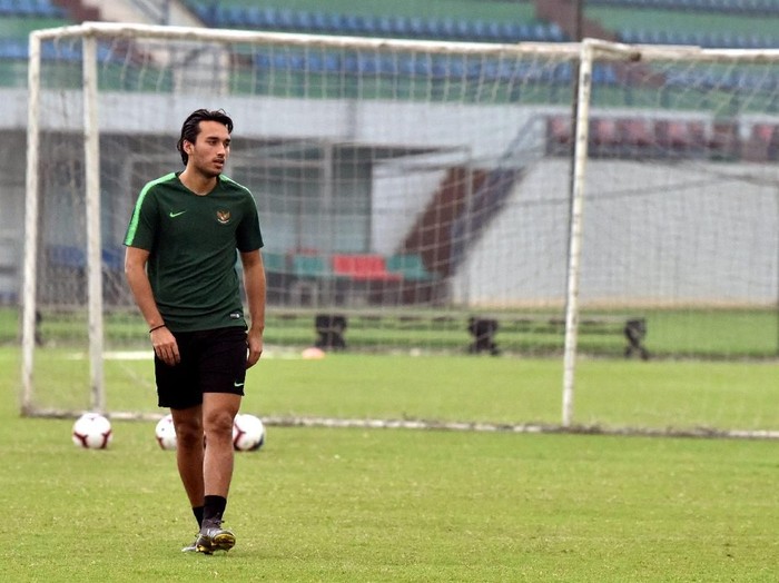 Pemain tim nasional U-23 Indonesia Ezra Walian saat mengikuti sesi latihan di lapangan Vietnam Footbal Federation (WFF), My Dinh, Hanoi, Vietnam, Sabtu (23/3/2019). Tim nasional U-23 Indonesia  akan menghadapi tim nasional U-23 Vietnam pada pertandingan Grup K kualifikasi Piala Asia U-23 AFC 2020 di Stadion Nasional My Dinh, Hanoi, Vietnam, Minggu (24/3/2019). ANTARA FOTO/R. Rekotomo/foc.