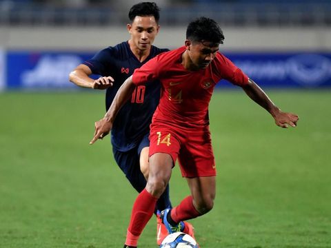Timnas Indonesia U-23 Dikalahkan Thailand Pesepak bola tim nasional U-23 Indonesia Asnawi Mangkualam (14) berupaya melepaskan diri dari kawalan pesepak bola tim nasional Thailand U-23 Sarachat Supachok (10), pada pertandingan perdana Grup K kualifikasi Piala Asia U-23 AFC 2020, di Stadion Nasional My Dinh, Hanoi, Vietnam, Jumat (22/3/2019). Tim nasional Thailand U-23 mengalahkan tim nasional U-23 Indonesia dengan skor 4-0. ANTARA FOTO/R. Rekotomo/pras.