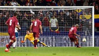 Venezuela kemudian mencetak gol ketiganya lewat eksekusi penalti Josef Martinez di menit ke-75. Foto: Juan Medina/Reuters