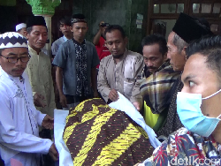 Tiba di Rumah Duka, 6 Korban Tewas Kecelakaan MPV Disambut Tangis