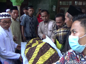 Tiba di Rumah Duka, 6 Korban Tewas Kecelakaan MPV Disambut Tangis Tiba di Rumah Duka, 6 Korban Tewas Kecelakaan MPV Disambut Tangis