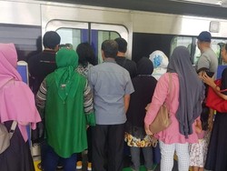 Pada Malas Antre Naik MRT, Kenapa Sih? Ini Kemungkinan Psikologisnya