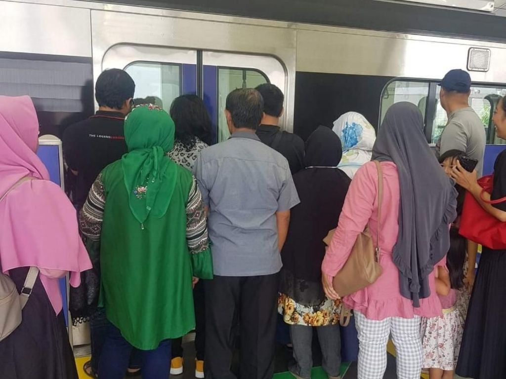 Pada Malas Antre Naik MRT, Kenapa Sih? Ini Kemungkinan Psikologisnya Pada Malas Antre Naik MRT, Kenapa Sih? Ini Kemungkinan Psikologisnya
