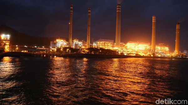 Wow! Gemerlapnya PLTU Paiton di Malam Hari