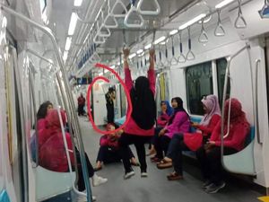 Sisi Lain Kelakuan Warga yang Malas Antre dan Gelantungan di MRT Sisi Lain Kelakuan Warga yang Malas Antre dan Gelantungan di MRT