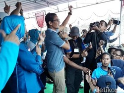 Sandiaga Hujan-hujanan dan Senam Bareng Emak-emak Sukoharjo