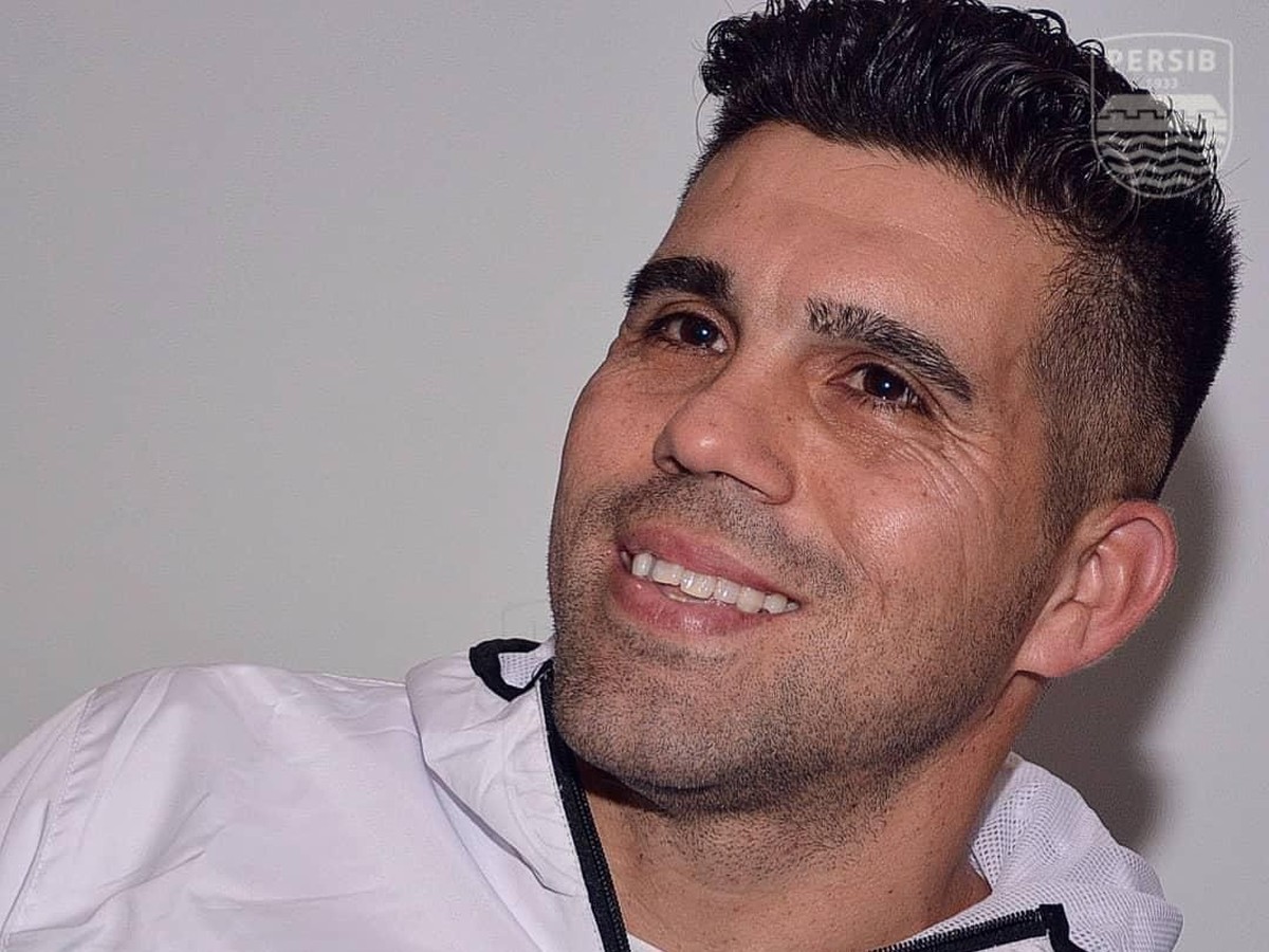 Fabiano Beltrame menyikapi persaingan lini belakang Persi Bandung dengan positif. (Foto: Instagram @persibofficial)