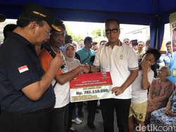 Mensos Beri Bantuan Rp 781 Juta untuk Korban Kebakaran Krukut Jakbar