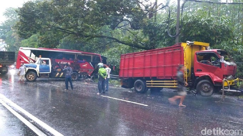 Truk vs Bus di Boyolali, 2 Orang Tewas dan 3 Luka Parah Truk vs Bus di Boyolali, 2 Orang Tewas dan 3 Luka Parah