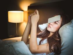 Langsung Cek Ponsel Habis Bangun Tidur, Bagus atau Buruk?
