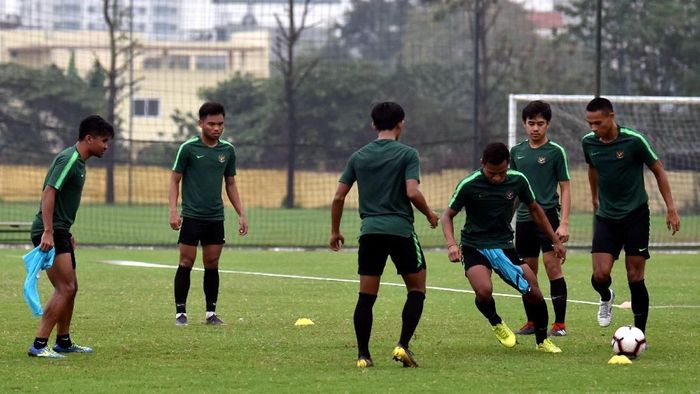 Timnas U-23 Berlatih ringan jelang laga kontra Vietnam (ANTARA FOTO/R. Rekotomo) Timnas U-23 Berlatih ringan jelang laga kontra Vietnam (ANTARA FOTO/R. Rekotomo)