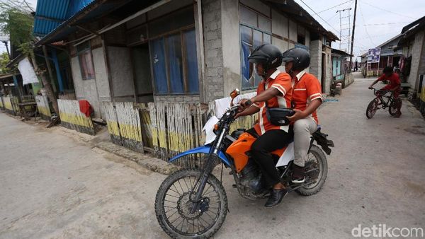 Layani Nasabah, Mantri BRI Tembus Hutan Belah Lautan
