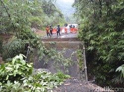 Fondasi Tergerus Banjir, Badan Jembatan Werdi di Pekalongan Patah