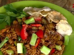 Sajian Fusion Pasta Campur Jengkol, Enak Juga!